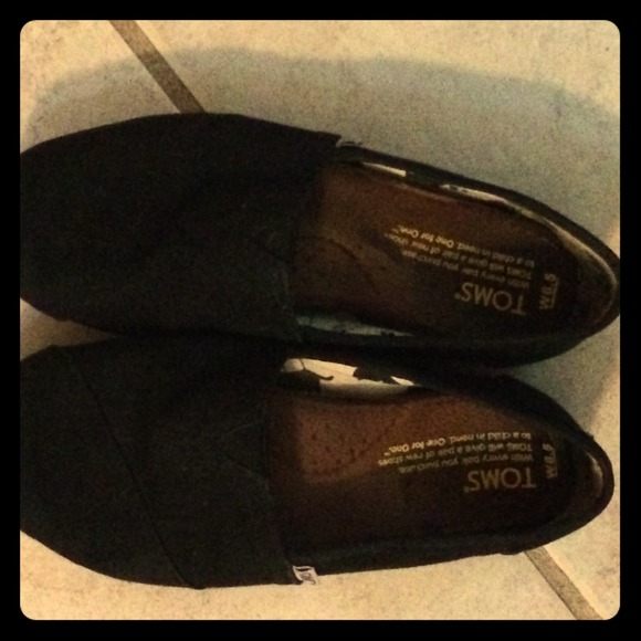 TOMS black canvas shoes!
