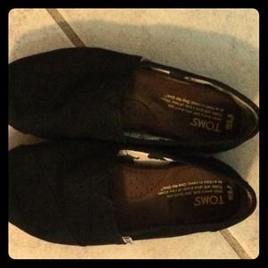 TOMS black canvas shoes!