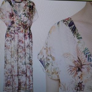 Maxi dress silky and flowy with floral pattern