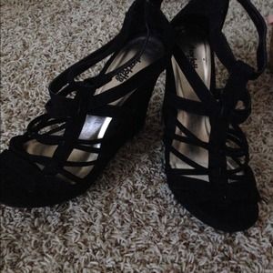 Black wedges