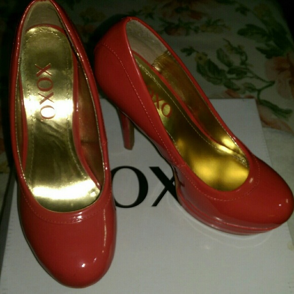 Red pumps shoes