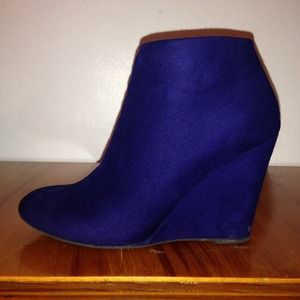 Faux suede blue/purple wedge booties