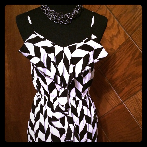 Rue21 Dresses & Skirts - White and Black geometric dress