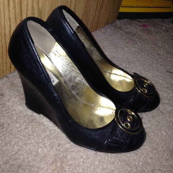 Steve Madden Black & Gold Round Toe Wedge 8.5