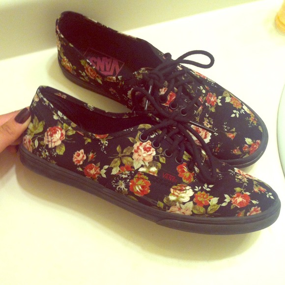 Floral vans 😘