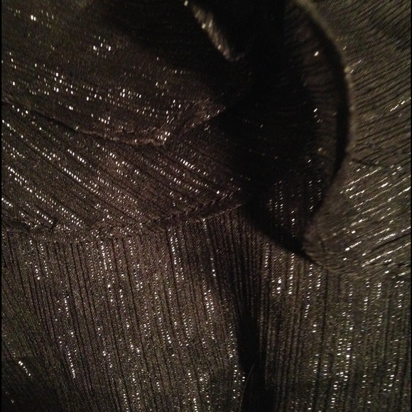 🌟Beautiful Ruffled Blk Top🌟 - Picture 2 of 3