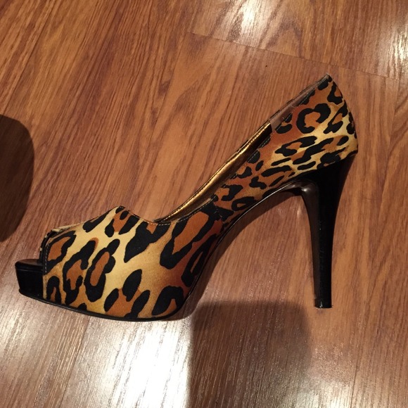 9.5 Nine West leopard print peep toe heels.