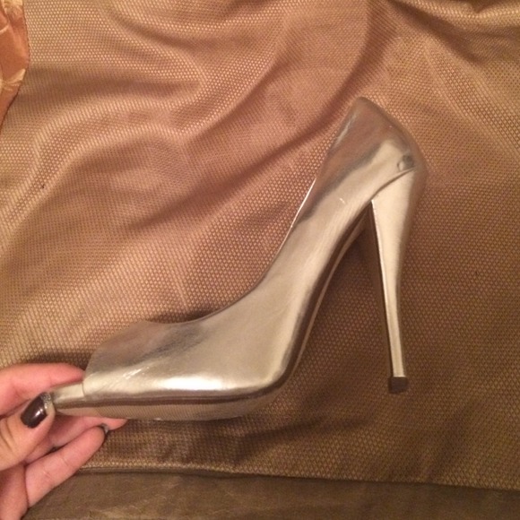 Silver heels - Picture 2 of 3