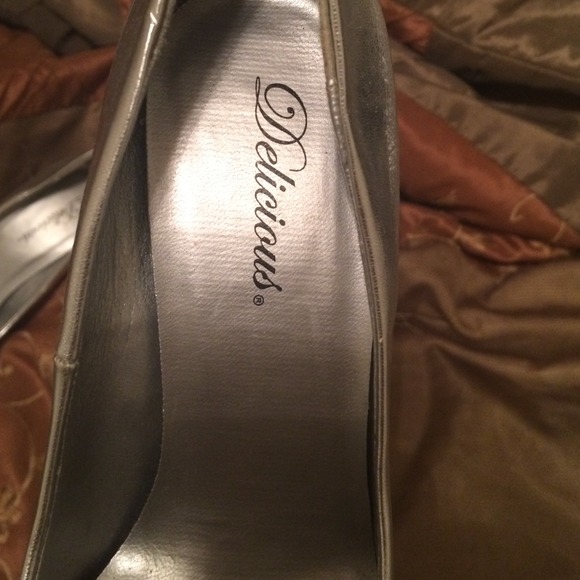 Silver heels - Picture 3 of 3