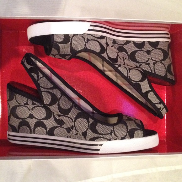 Coach Sydney Signature Twill Heels - Picture 4 of 4