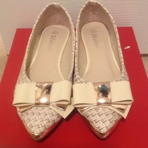 🎉HOST PICK!🎉Cream woven flats with bow & gold