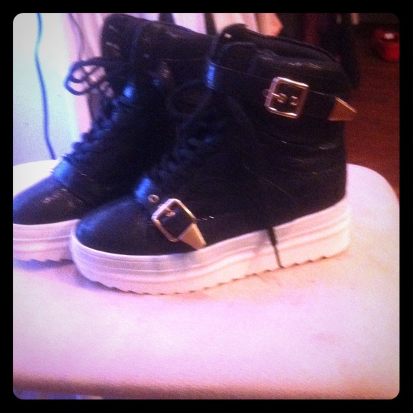 High top sneakers ! Never worn