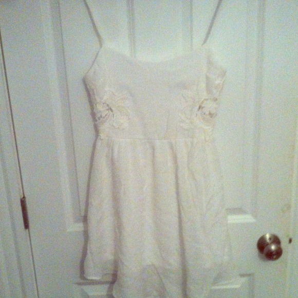 ❤️sold❤️White sun dress lace open ribs