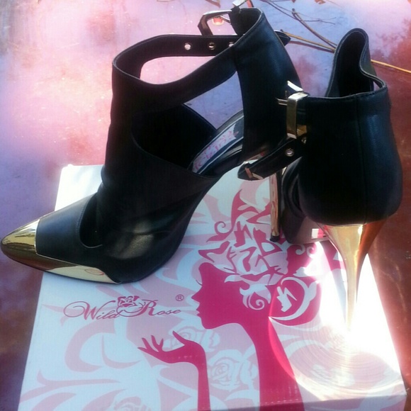 Black pumps on sale tonight