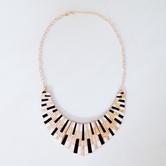 NEW! Glam statement necklace - Picture 2 of 3