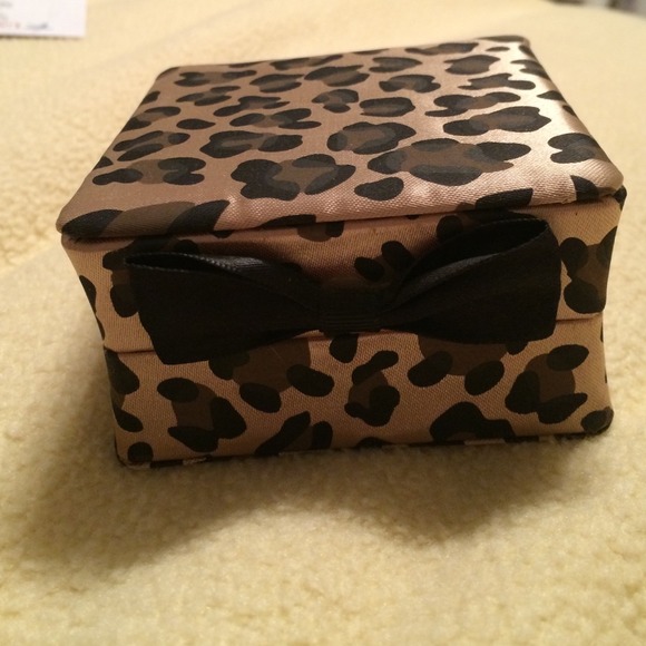 Betsey Johnson necklace - Picture 3 of 3