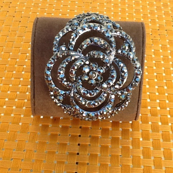 Flower Cuff bracelet - Picture 3 of 4