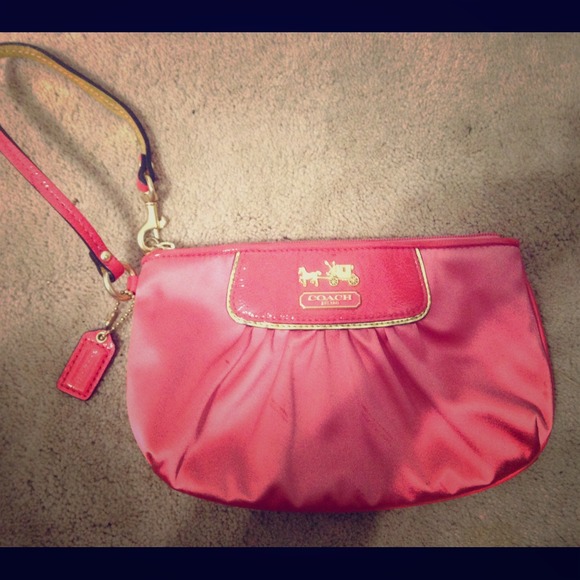 💯 Authentic Coach wristlet