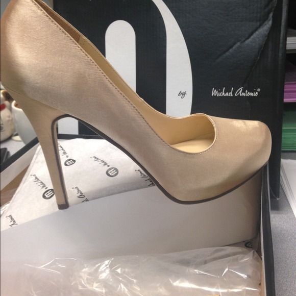 Gold Michael Antonio heels - Picture 2 of 2
