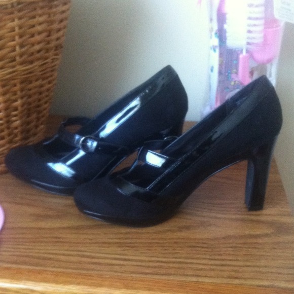 Cute dressy black pumps