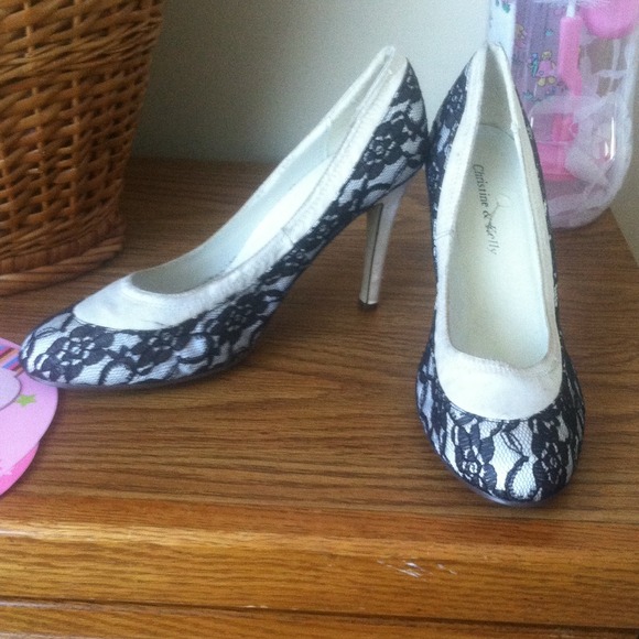 White and black laces pumps