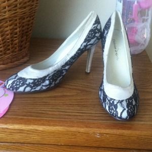White and black laces pumps