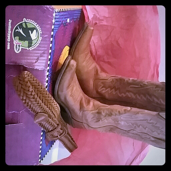 ON HOLD. BEAUTIFUL FALL BOOTS AND MATCH ING BELT#