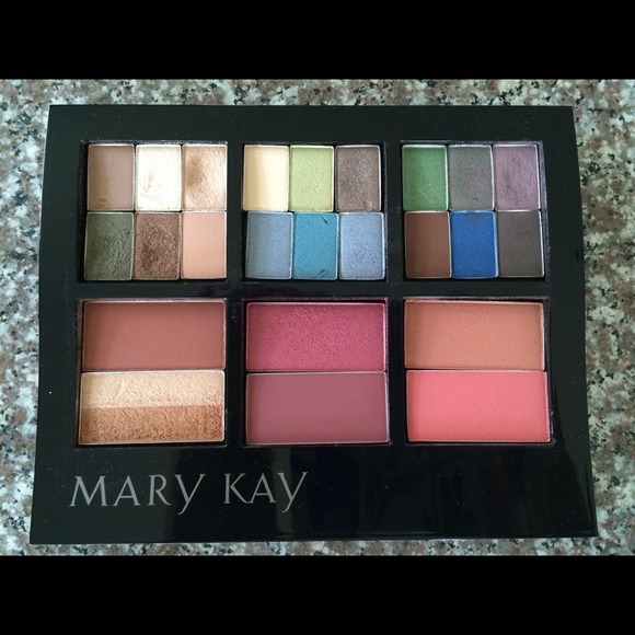 Mary Kay eyeshadows, blush on , highlight 💗