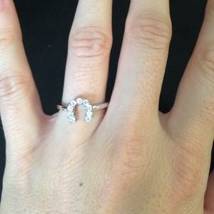Size 6 silver horse shoe ring!