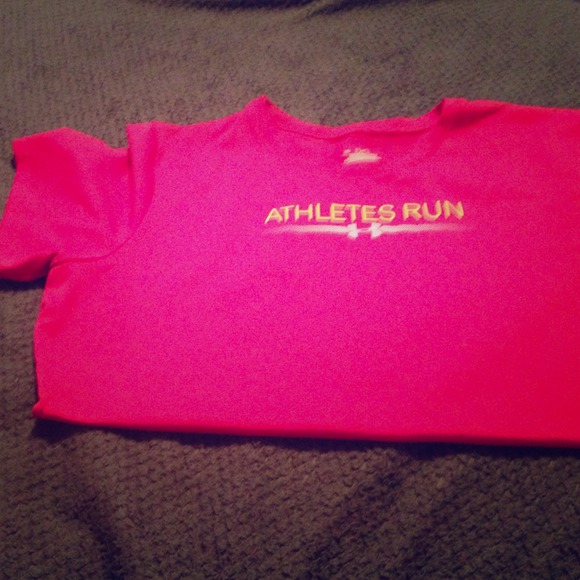 🔥🔥Hot pink under armour shirt 🔥🔥