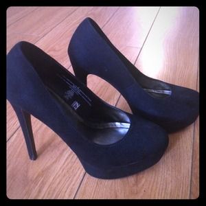 Black suede pump heels!