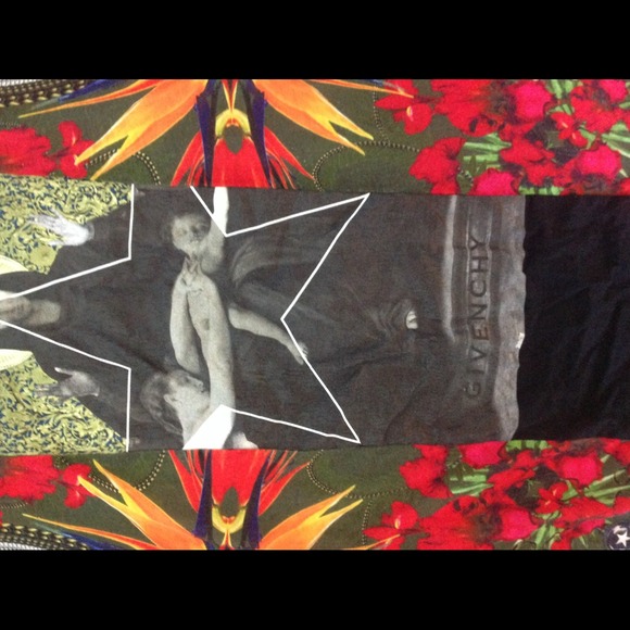 Givenchy tee. 💯 authentic - Picture 2 of 2