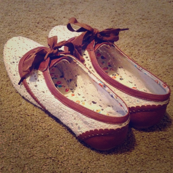 NEW Crocheted and tan flats