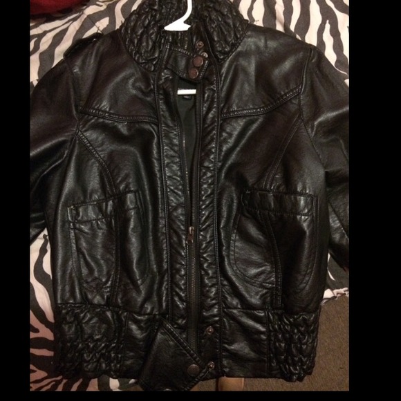 Medium sleeve leather jacket