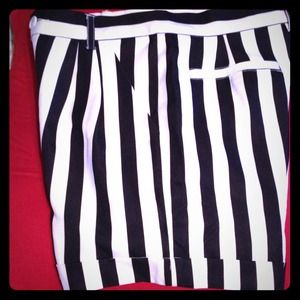 FLATTERING BLACK➕WHITE STRIPED HIGH WAISTED SHORTS