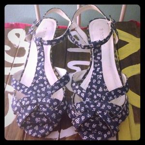 Bamboo ditsy white flowers on denim canvas sandals