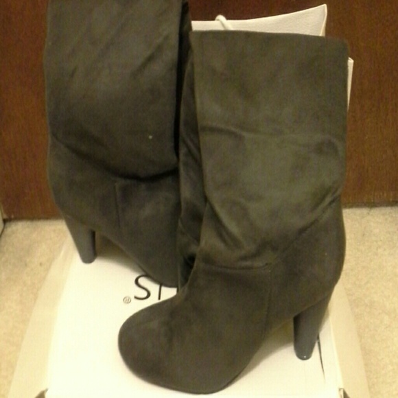 New grey suede boots by Venus - Picture 2 of 3