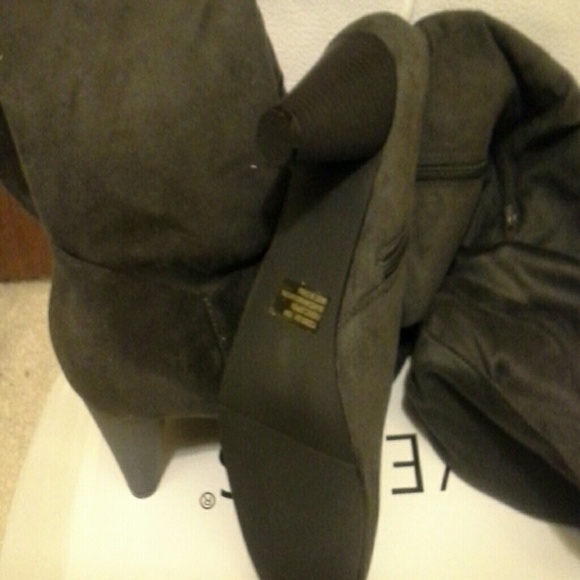 New grey suede boots by Venus - Picture 3 of 3