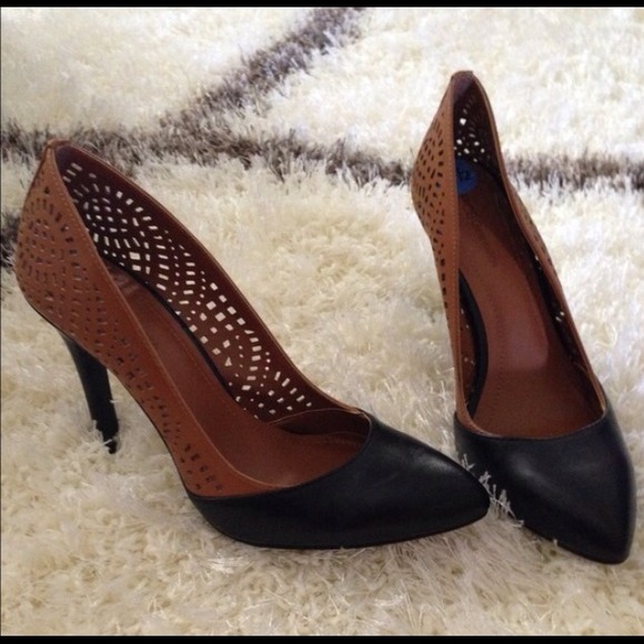 💲ALE! BCBG Black & Cognac Pump