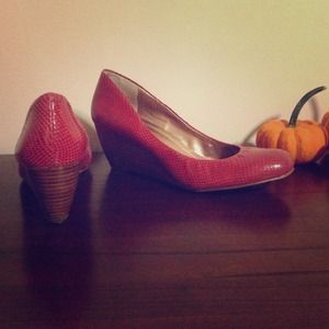 BCBGeneration raspberry colored snake skin wedges