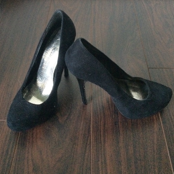 Black pumps