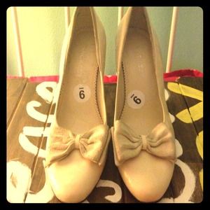 New Nine West suede and leather Pumps w cute bow.