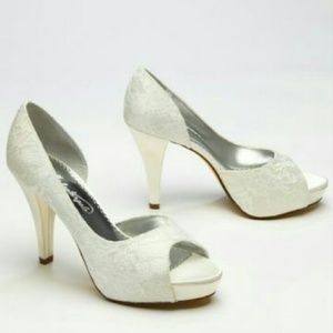 David's Bridal White Peep Toe pumps
