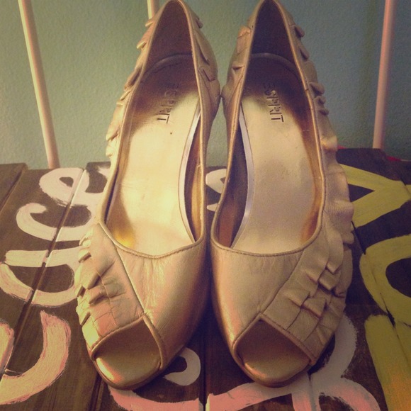 Esprit Gold Ruffed pumps size 6.