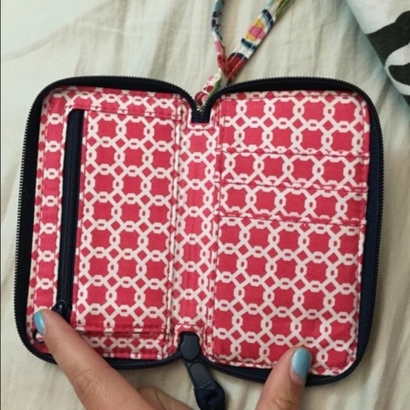 SOLD Vera Bradley all in one wristlet - Picture 3 of 4