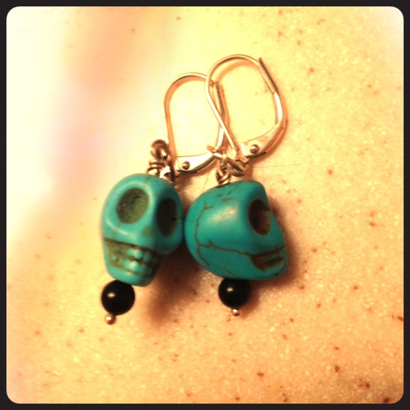 Teal skull earrings ❤️💀