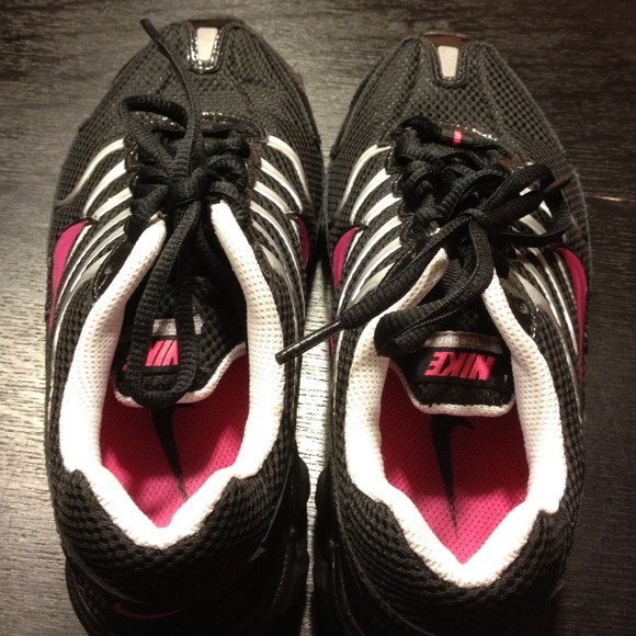 Size 5 Youth Nike Air Torch 4 Black&Pink - Picture 2 of 4