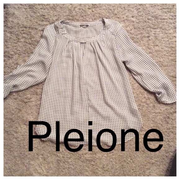 Pleione Key Hole Flowing Checkered Top