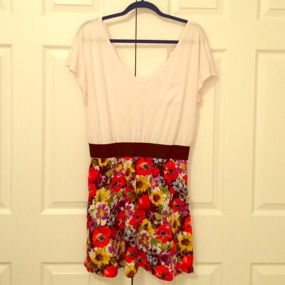 Cute floral dress!