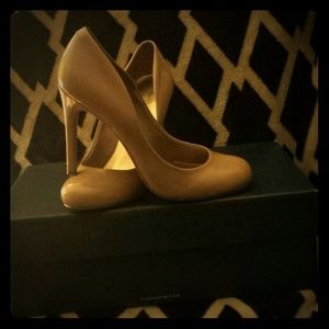 Jessica Simpson beige pumps